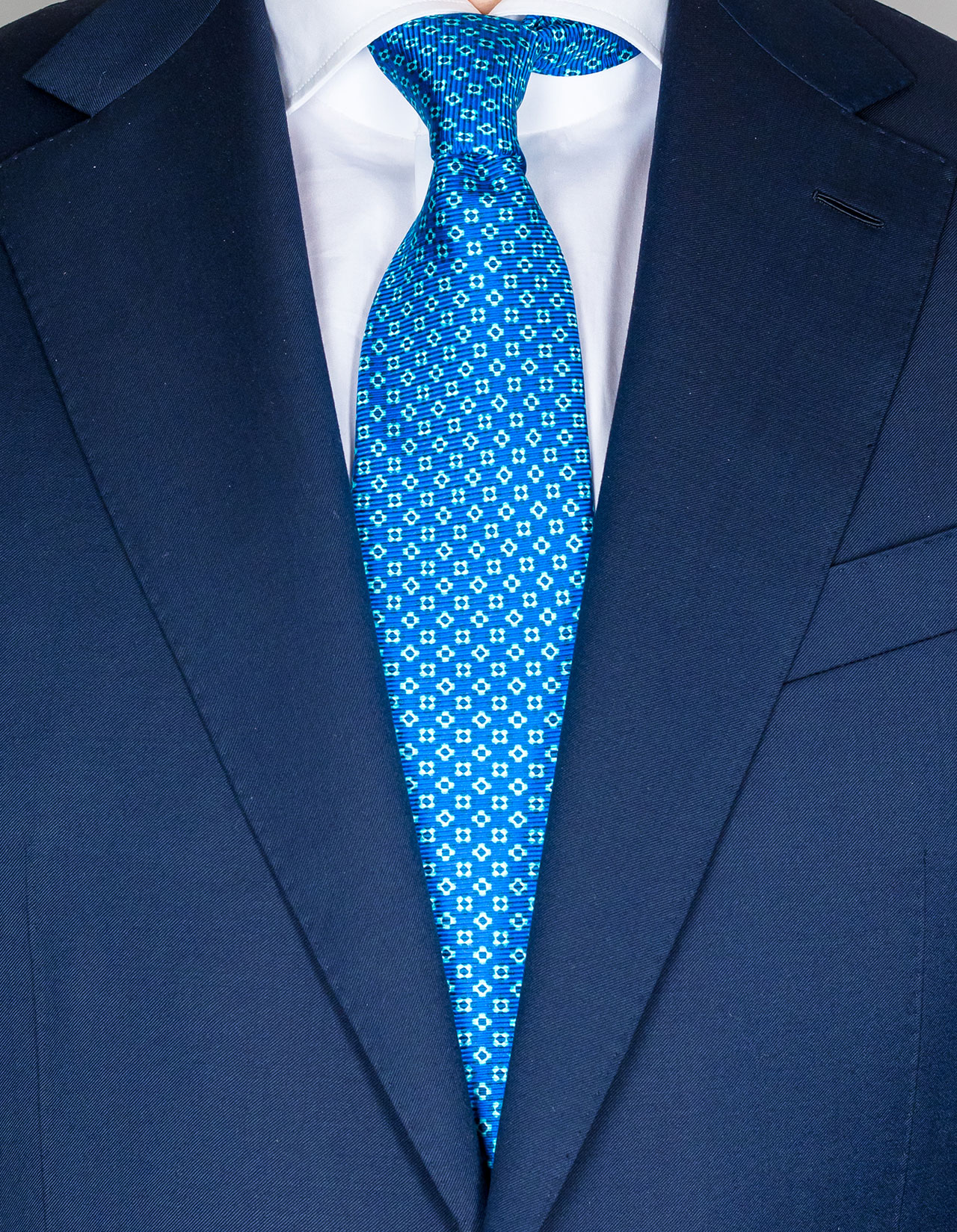Kiton Krawatte in blau mit hellblau-weiß-dunkelblauem Muster