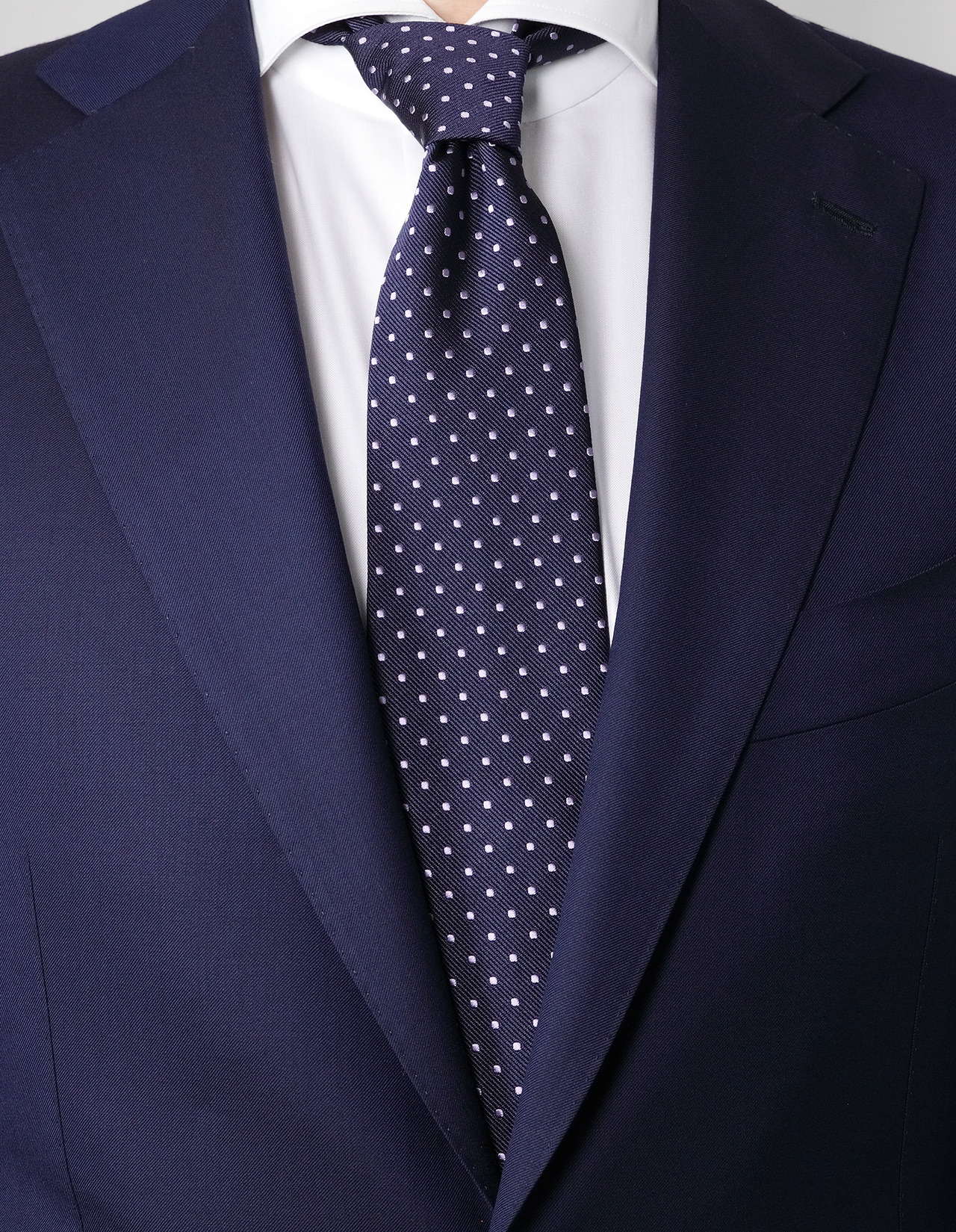 Cesare Attolini Krawatte in blau mit flieder Punkten