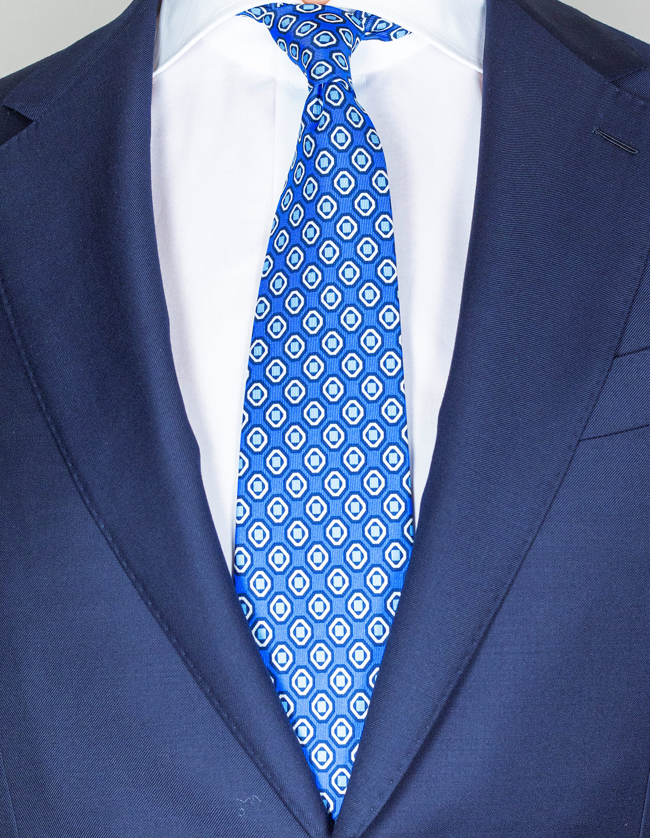 Cesare Attolini Krawatte in blau mit hellblau-weiß-dunkelblauem Muster