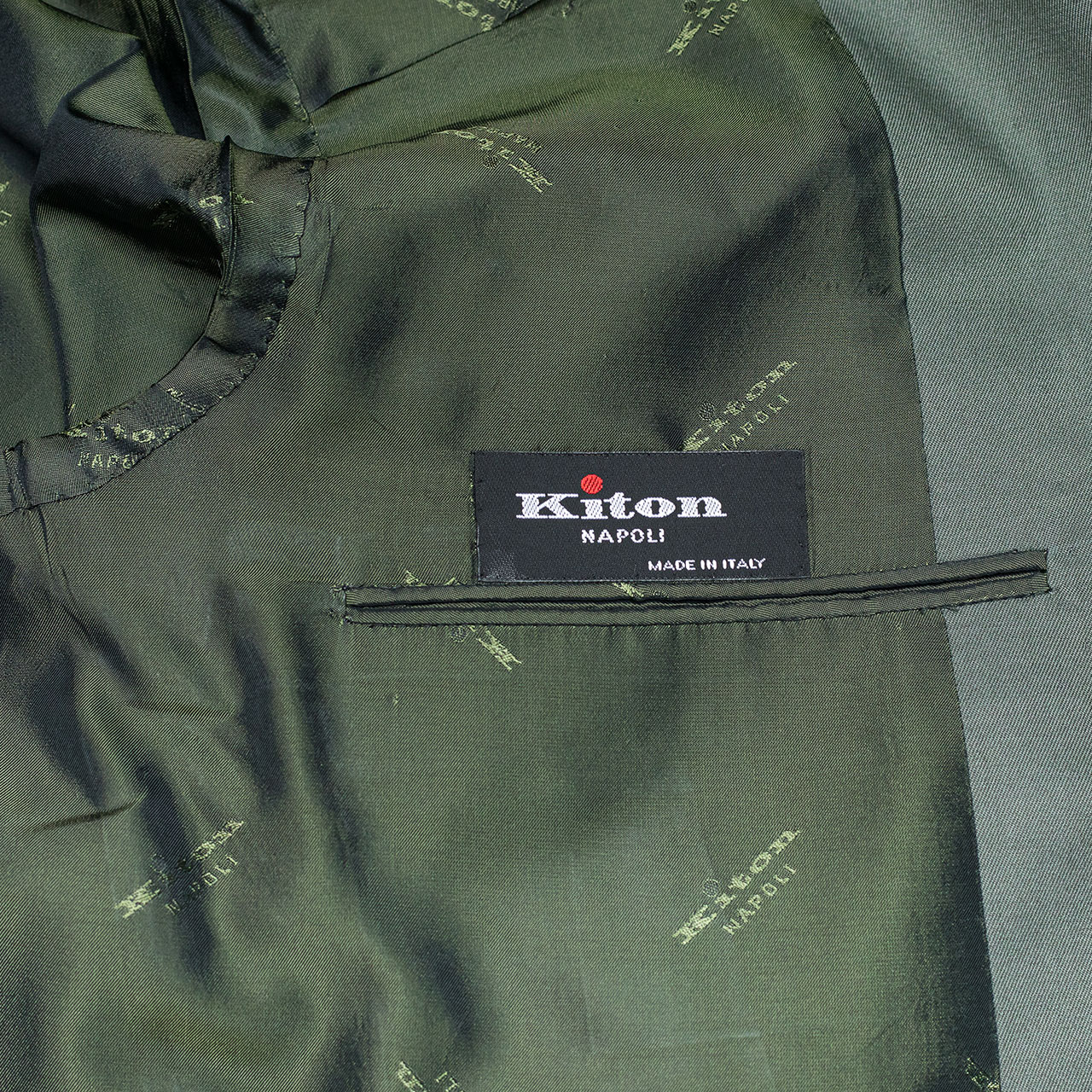 Kiton Anzug in olivgrün mit aufgesetzten Taschen aus Baumwolle