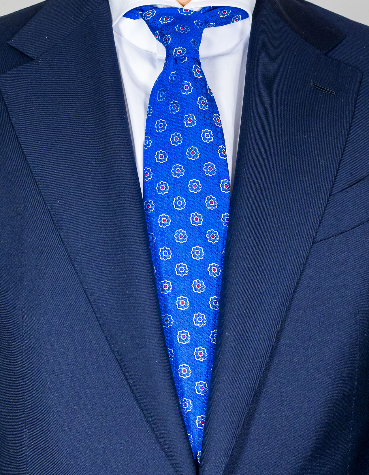 Kiton Krawatte in blau mit blau-weiß-roten Blumen