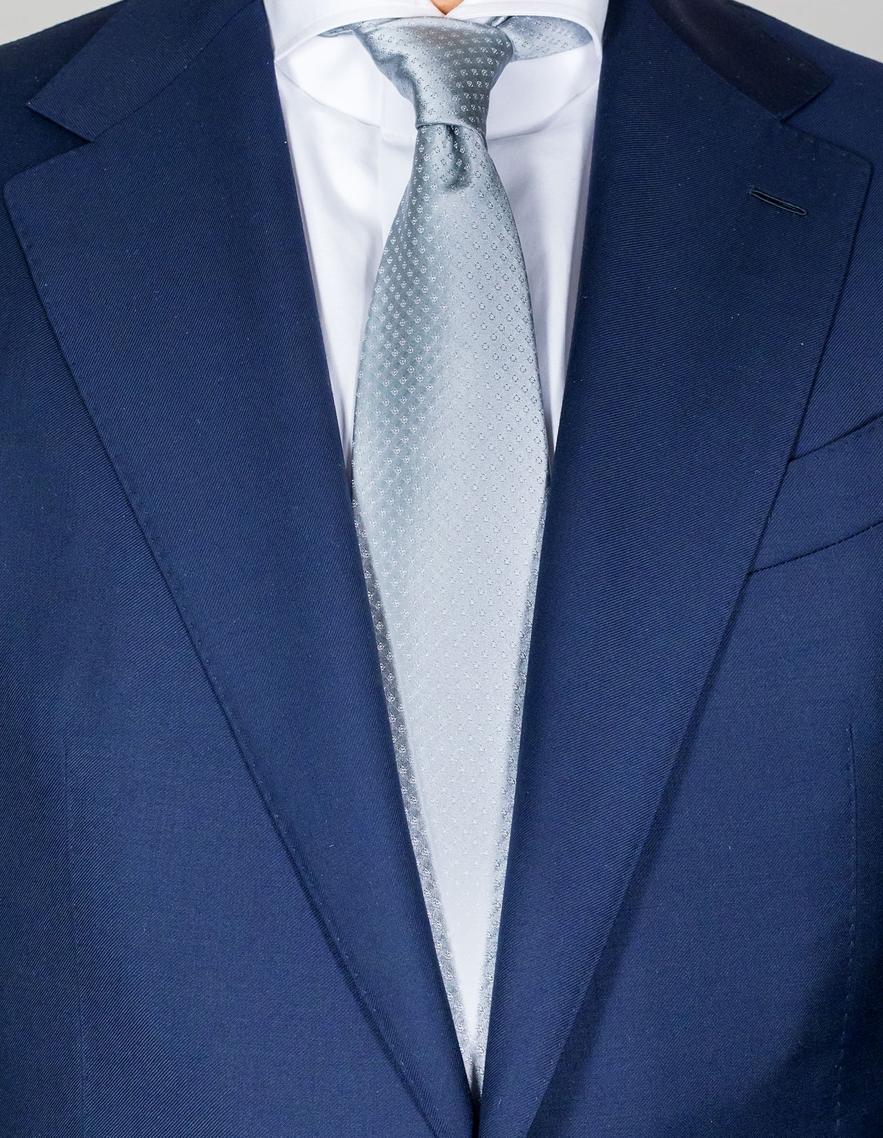 Kiton Krawatte in silber mit feinem kleinen Muster