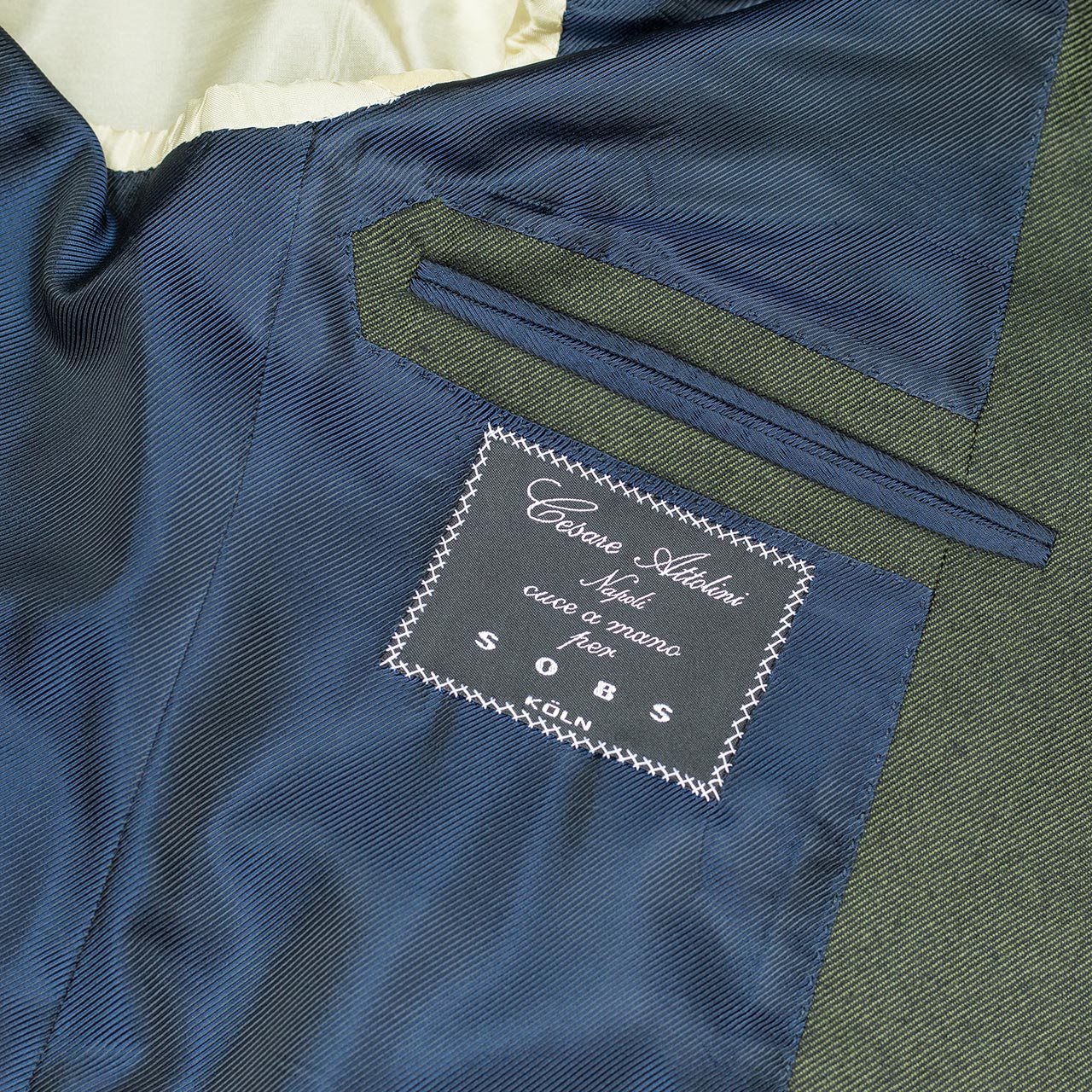 Cesare Attolini Sakko in kieferngrün mit aufgesetzten Taschen aus Super 140'S Wolle